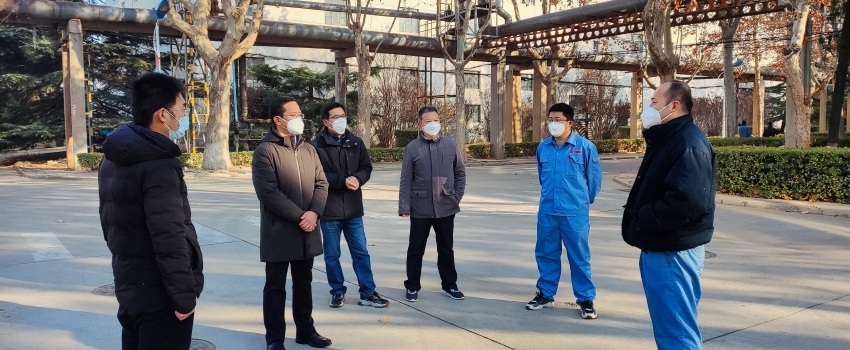 2圖為侯景濱在總部廠(chǎng)區檢查指導-安衡攝_副本_副本.jpg