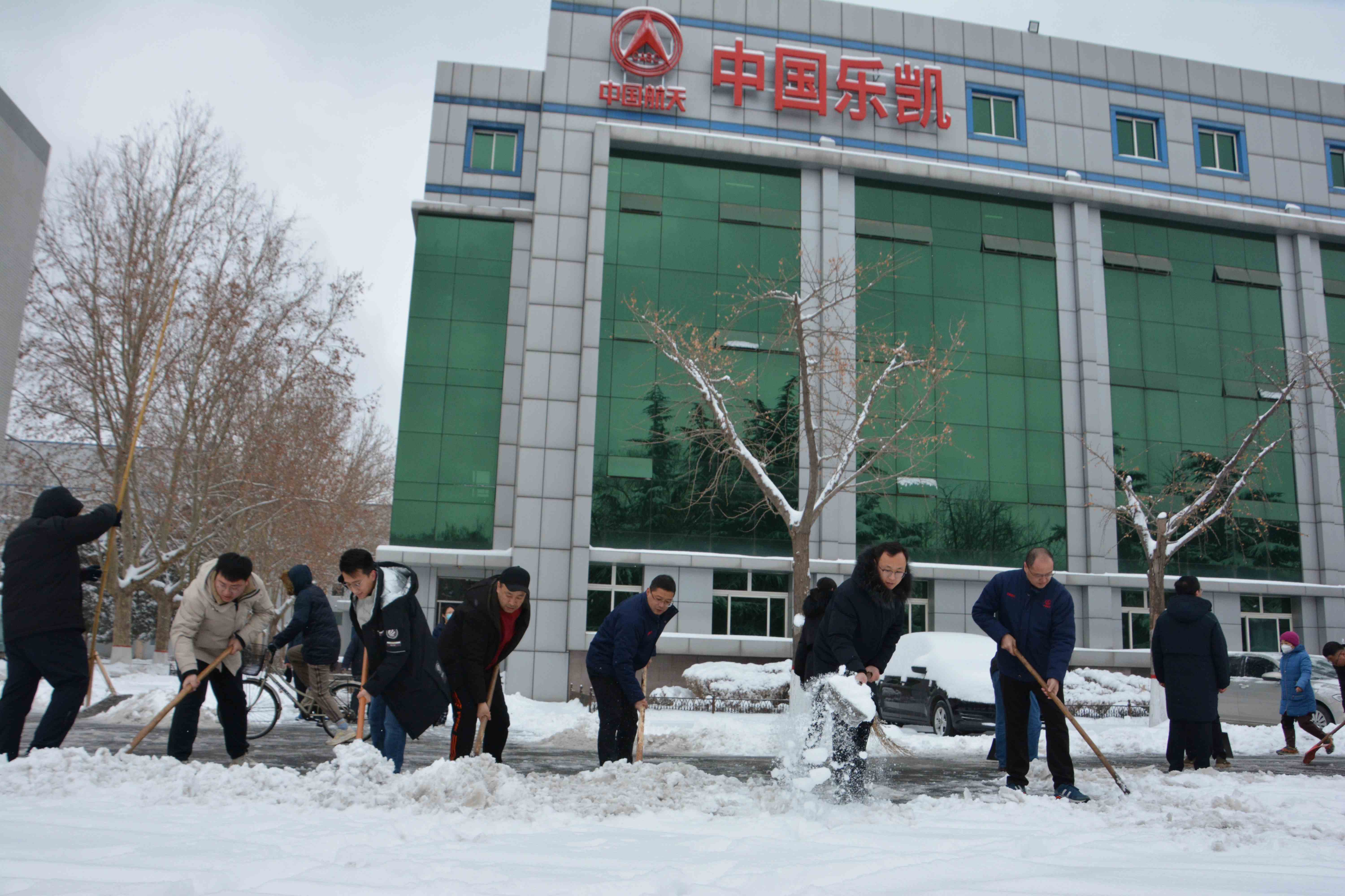 吹響掃雪除冰“集結號”！迎風(fēng)戰雪保生產(chǎn)