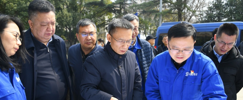 集團公司黨組成員、總會(huì )計師陳林到樂(lè )凱華光調研